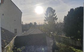 Au pied de la forteresse